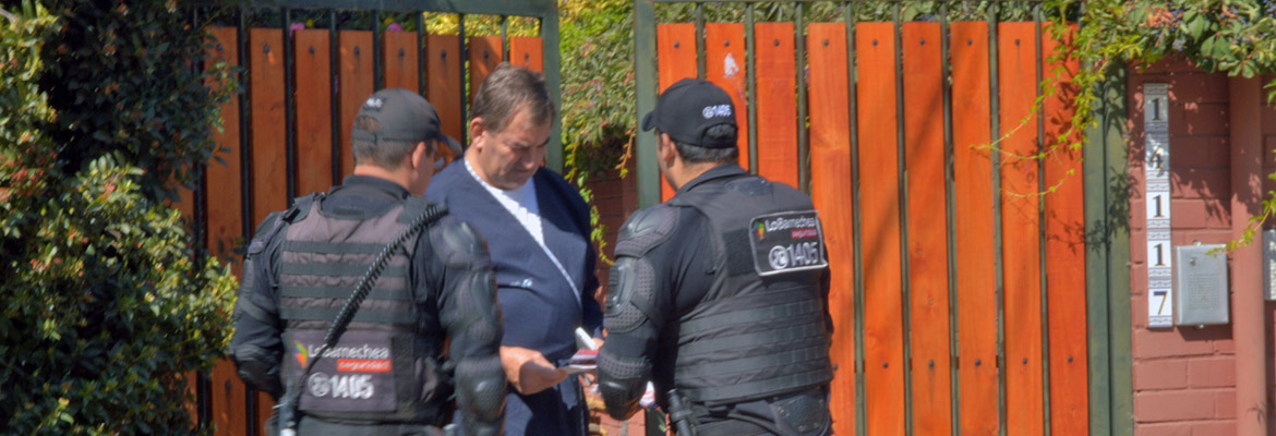 Patrulleros Municipales Realizan Actividad Puerta A Puerta Para Entregar Recomendaciones De Seguridad A Los Vecinos De Lo Barnechea
